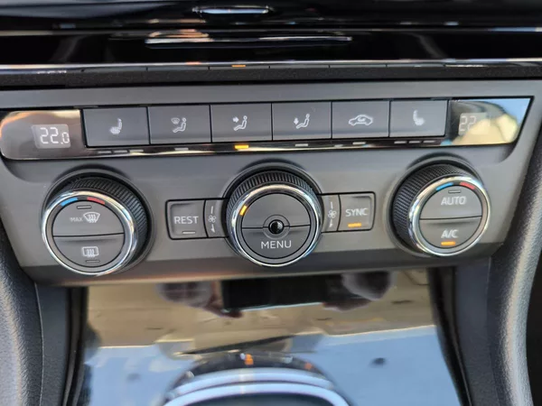 Škoda Superb 2,0TDI 110kW DSG ACC STYLEPLUS - foto 65