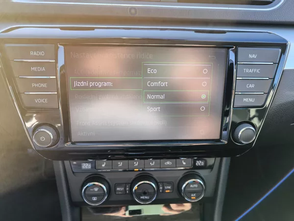 Škoda Superb 2,0TDI 110kW DSG ACC STYLEPLUS - foto 68