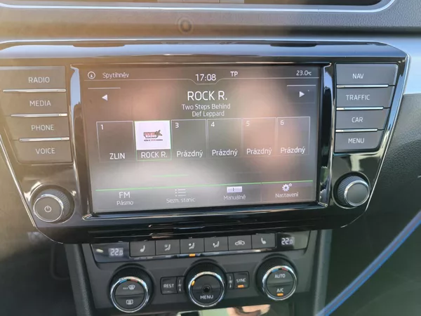Škoda Superb 2,0TDI 110kW DSG ACC STYLEPLUS - foto 72