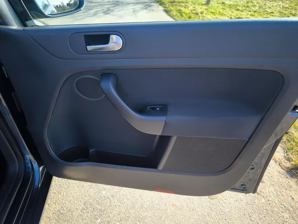 Volkswagen Golf Plus VI 1,6MPI 75kW SERVISKA 1MAJ. - foto 20