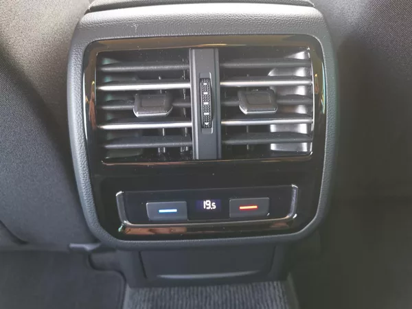 Volkswagen Passat 2,0TDI 110kW VIRTUAL LED 1MAJ - foto 45