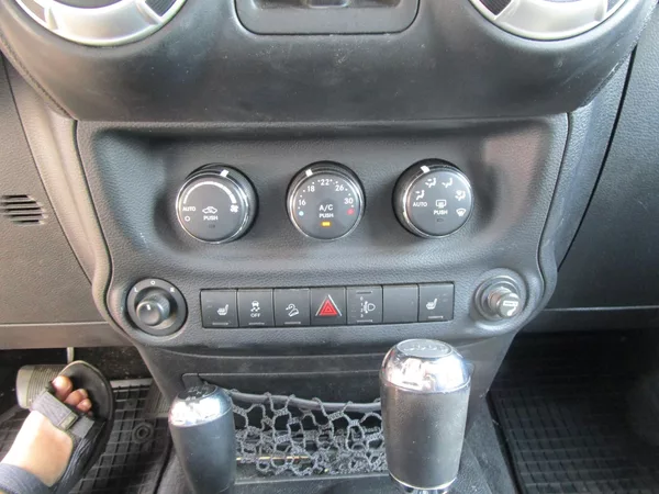 Jeep Wrangler 2,8D-147KW-4x4+NOVÝ OLEJ - foto 16