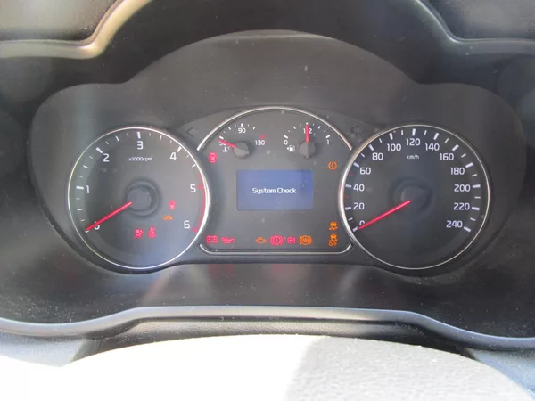 Kia Carens - foto 14