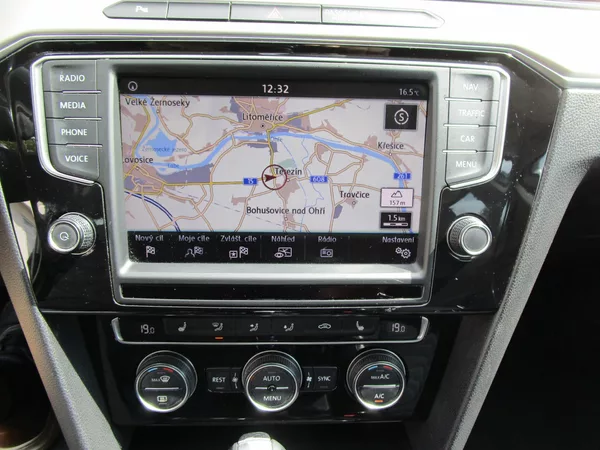 Volkswagen Passat 1,6TDI-88KW-DSG+ZÁVĚS - foto 13