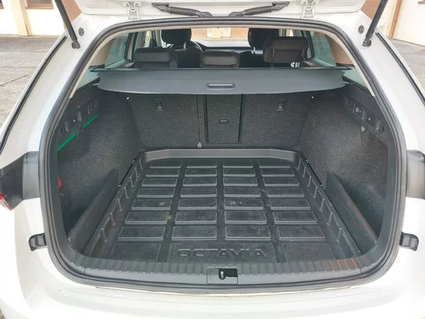 Škoda Octavia 2,0 TDi 85kw Ambition ČR - foto 16