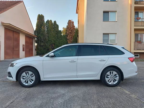 Škoda Octavia 2,0 TDi 85kw Ambition ČR - foto 2