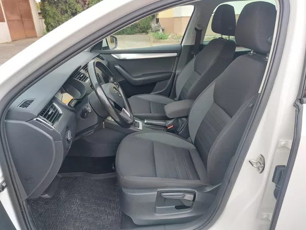 Škoda Octavia 1,6 TDi 85kw Ambition ČR Nav. - foto 10