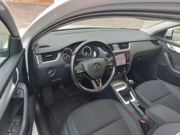 Škoda Octavia 1,6 TDi 85kw Ambition ČR Nav. - foto 11