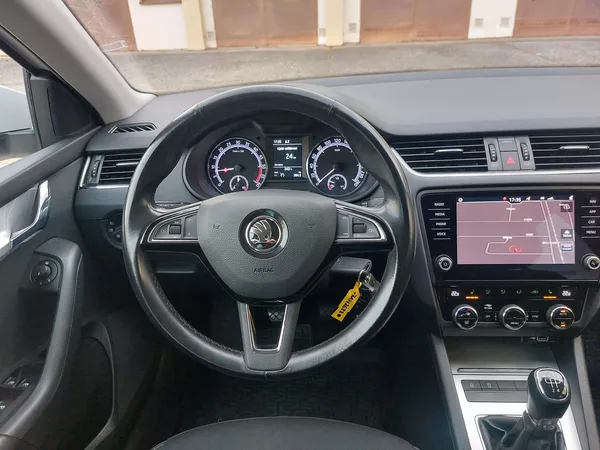 Škoda Octavia 1,6 TDi 85kw Ambition ČR Nav. - foto 12