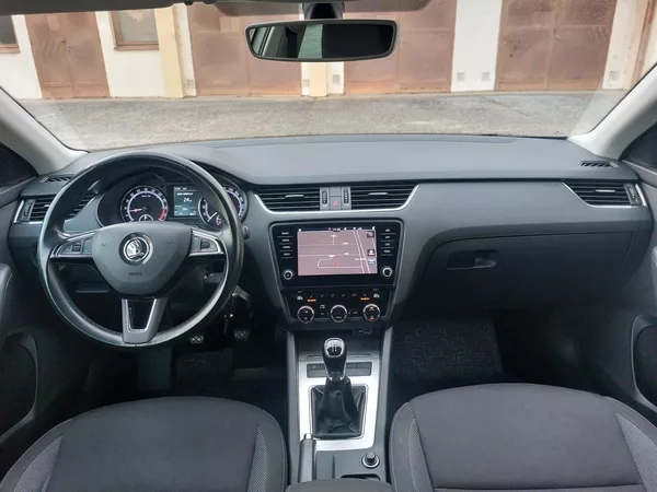 Škoda Octavia 1,6 TDi 85kw Ambition ČR Nav. - foto 14