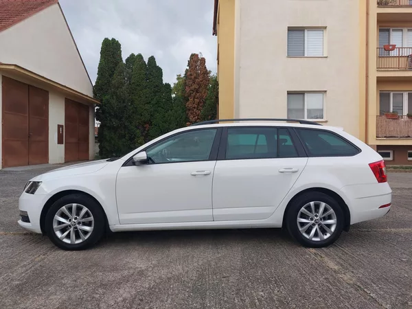 Škoda Octavia 1,6 TDi 85kw Ambition ČR Nav. - foto 4