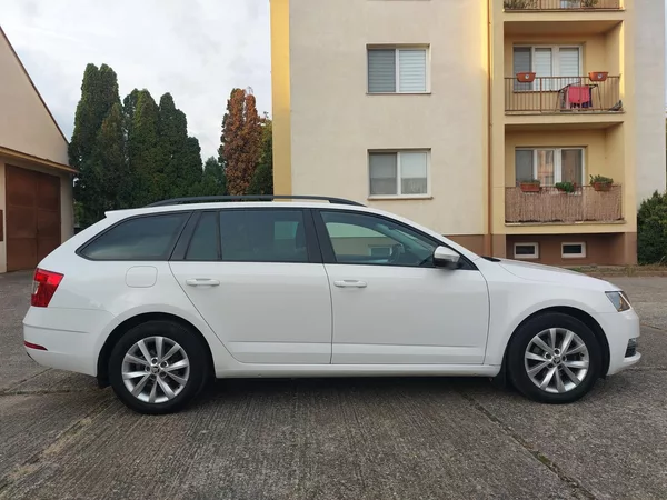Škoda Octavia 1,6 TDi 85kw Ambition ČR Nav. - foto 5