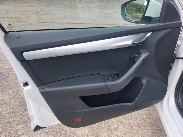 Škoda Octavia 1,6 TDi 85kw Ambition ČR Nav. - foto 9