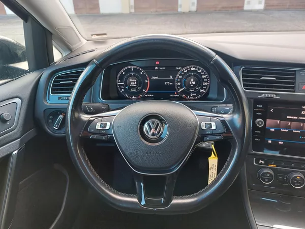 Volkswagen Golf 1,6 TDi 85kw Comfortline ACC - foto 12