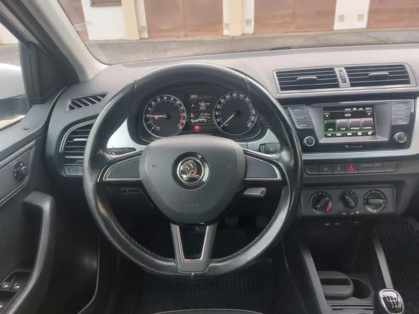 Škoda Fabia 1,4 TDi 66kw Ambition ČR 1.maj - foto 12