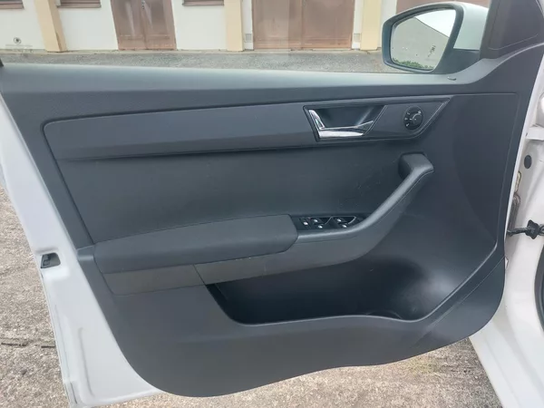 Škoda Fabia 1,4 TDi 66kw Ambition ČR 1.maj - foto 9