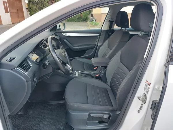 Škoda Octavia 1,6 TDi 85kw Ambition ČR Nav. - foto 10