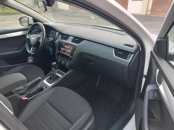 Škoda Octavia 1,6 TDi 85kw Ambition ČR Nav. - foto 14