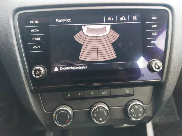 Škoda Octavia 1,6 TDi 85kw Ambition ČR Nav. - foto 18