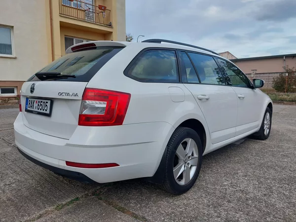 Škoda Octavia 1,6 TDi 85kw Ambition ČR Nav. - foto 6