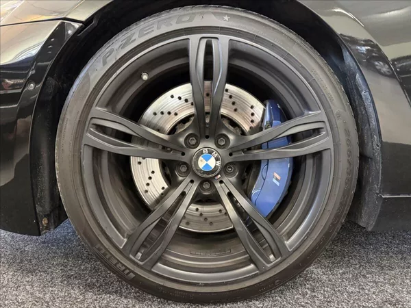 BMW M6 4,4 V8 412kW individual - foto 30