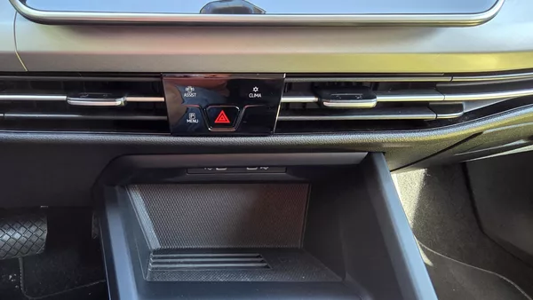 Volkswagen Golf 1.5 eTSI 85kW Life DSG7 Tažné - foto 29
