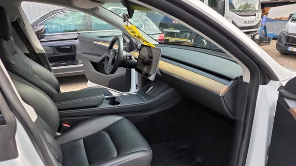 Tesla Model Y Long Range AWD SoH 91,4% - foto 14