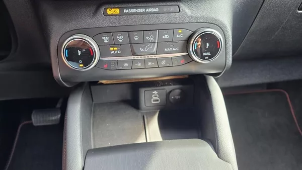 Ford Kuga 2.5i PHEV 165 kW ST-line AT TZ - foto 35