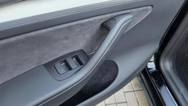 Tesla Model Y LR AWD DE Záruka SoH 92,7% - foto 17