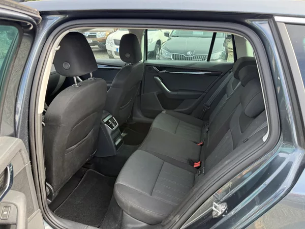 Škoda Octavia 1.6 TDI DSG STYLE - foto 9