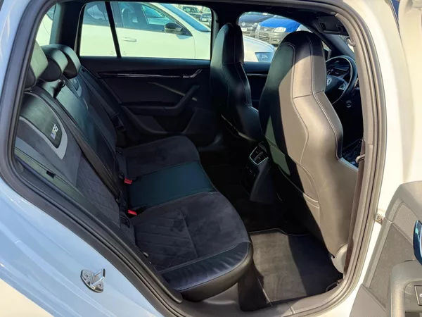 Škoda Octavia 2.0 TSI RS 245 DSG - foto 11