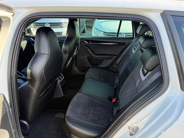 Škoda Octavia 2.0 TSI RS 245 DSG - foto 9