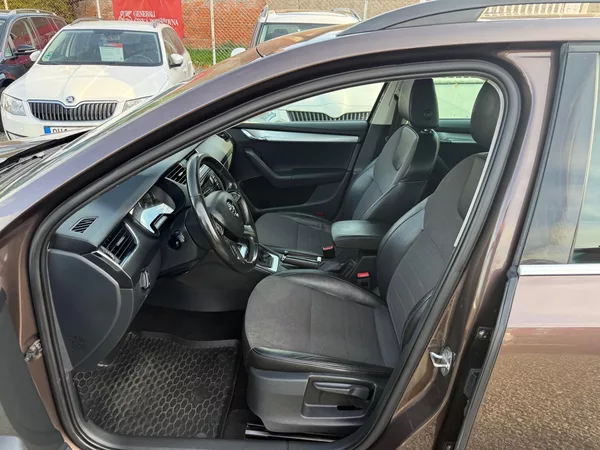 Škoda Octavia 2.0 TDI ELEGANCE - foto 8