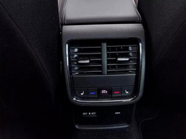 Škoda Octavia Combi Tour 2,0 Tdi 110 Kw DSG - foto 27