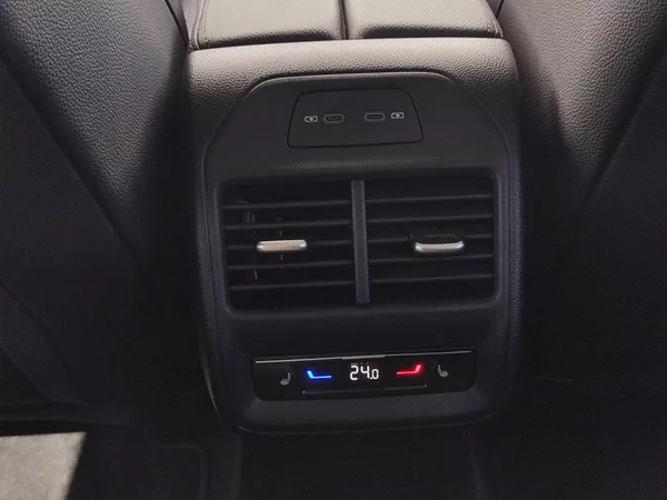 Škoda Superb Selection 2,0 Tdi 110 Kw DSG - foto 29