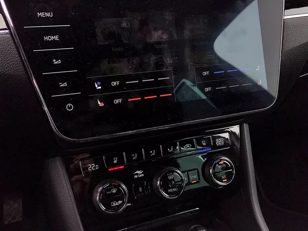 Škoda Superb Combi L&K 2,0 Tsi 206 Kw 4x4 D - foto 23
