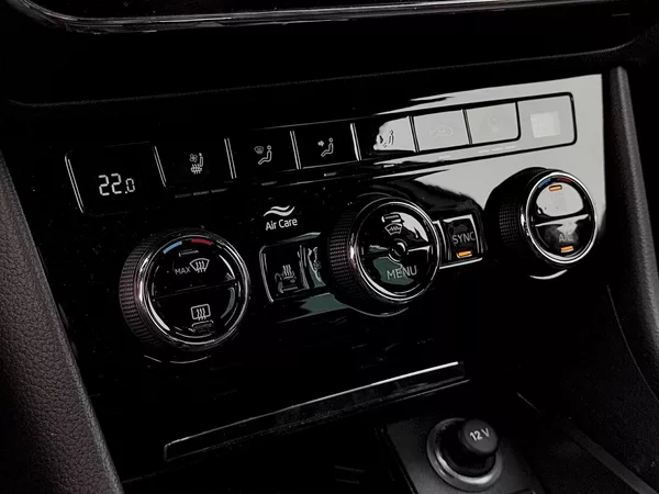 Škoda Superb Combi L&K 2,0 Tsi 206 Kw 4x4 D - foto 24