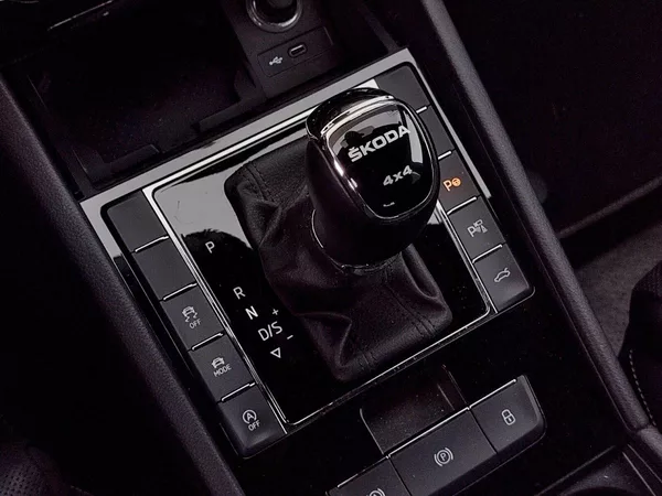Škoda Superb Combi L&K 2,0 Tsi 206 Kw 4x4 D - foto 26