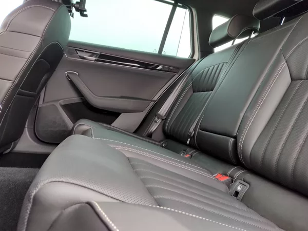 Škoda Superb Combi L&K 2,0 Tsi 206 Kw 4x4 D - foto 31