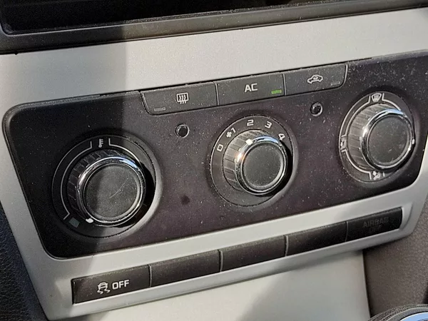 Škoda Octavia Combi Ambition 1,6 Tdi 77 Kw - foto 12