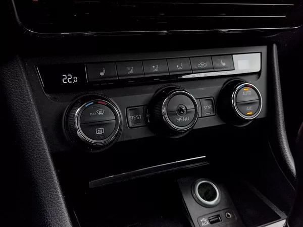 Škoda Superb Combi Ambition Business 2,0 T - foto 20