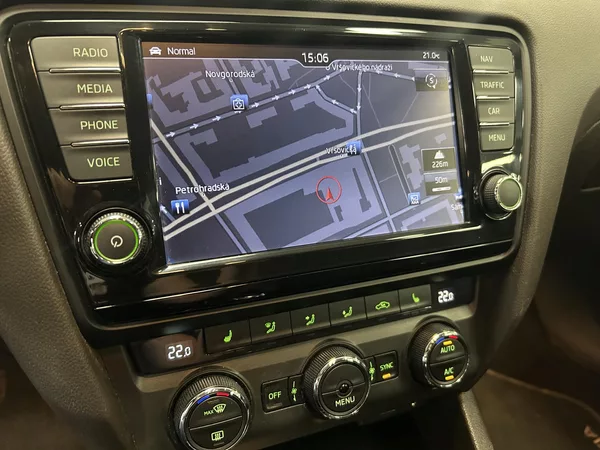Škoda Octavia 2.0TDi L&K DSG Bi-x ACC Canton - foto 18