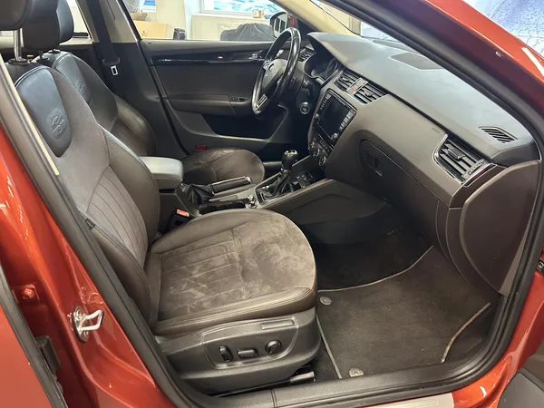 Škoda Octavia 2.0TDi L&K DSG Bi-x ACC Canton - foto 33