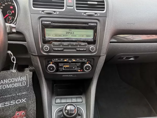 Volkswagen Golf 1.4TSi 90kw Temp AC PDC Tažné - foto 13