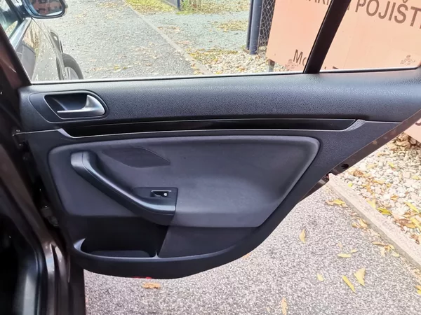 Volkswagen Golf 1.4TSi 90kw Temp AC PDC Tažné - foto 16