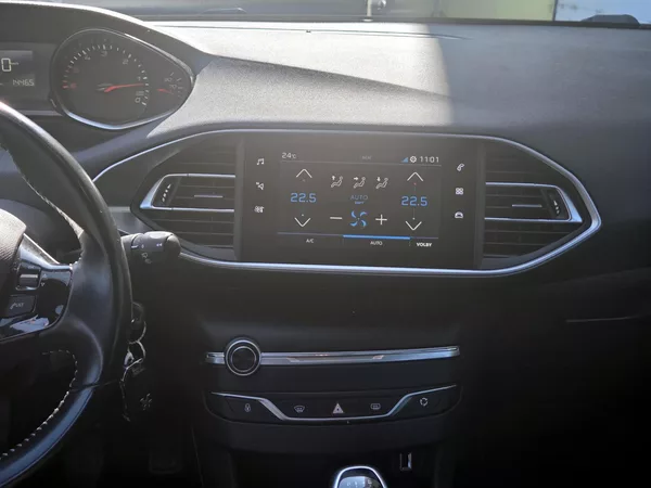 Peugeot 308 bHDi ČR, *SERV.KNÍŽKA* - foto 33