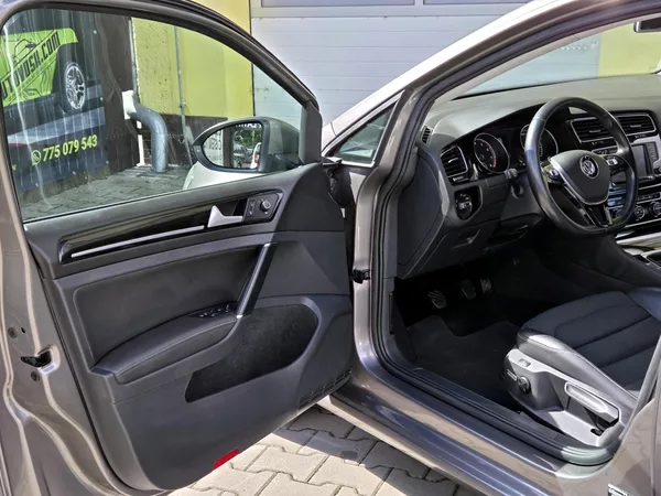 Volkswagen Golf 1,4TSi Highline 92kW, SERV.KN - foto 24