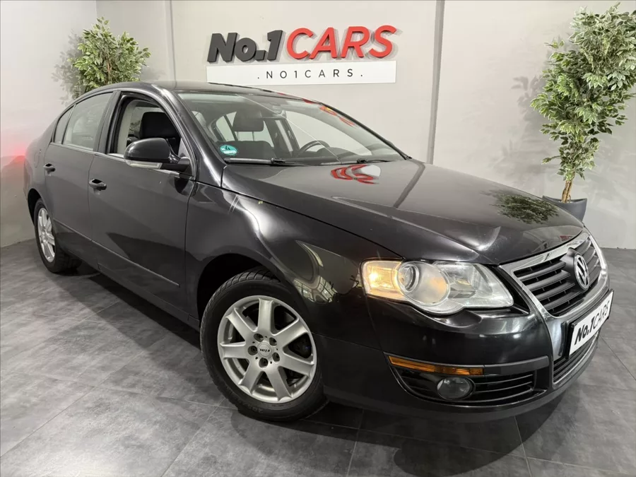 Volkswagen Passat 1,6 i KLIMA VÝHŘEV PO STK