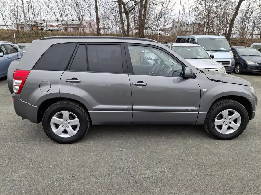 Suzuki Grand Vitara 2.0 benzin Rezervace