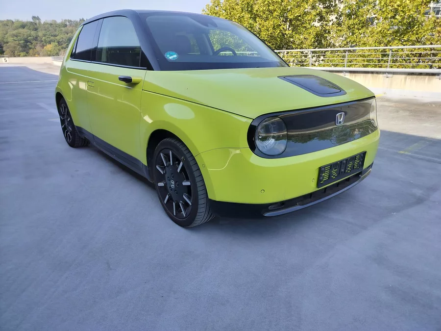 Honda e Advance, kůže
